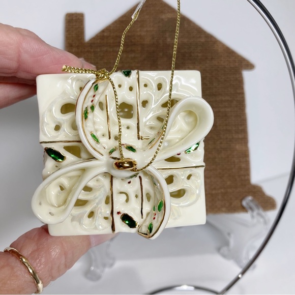 Craven Pottery Iridescent Ivory Perforated Gift Box Ornament Holly Accents NEW - Picture 5 of 9